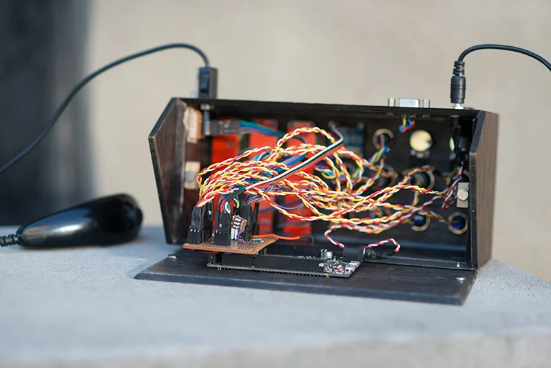 Open wooden DIVISYNO casing showing the Arduino and hand-wired electronic connections.